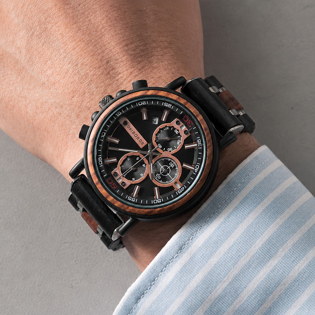 Montre bracelet bois homme portée au poignet, finition noir et bois