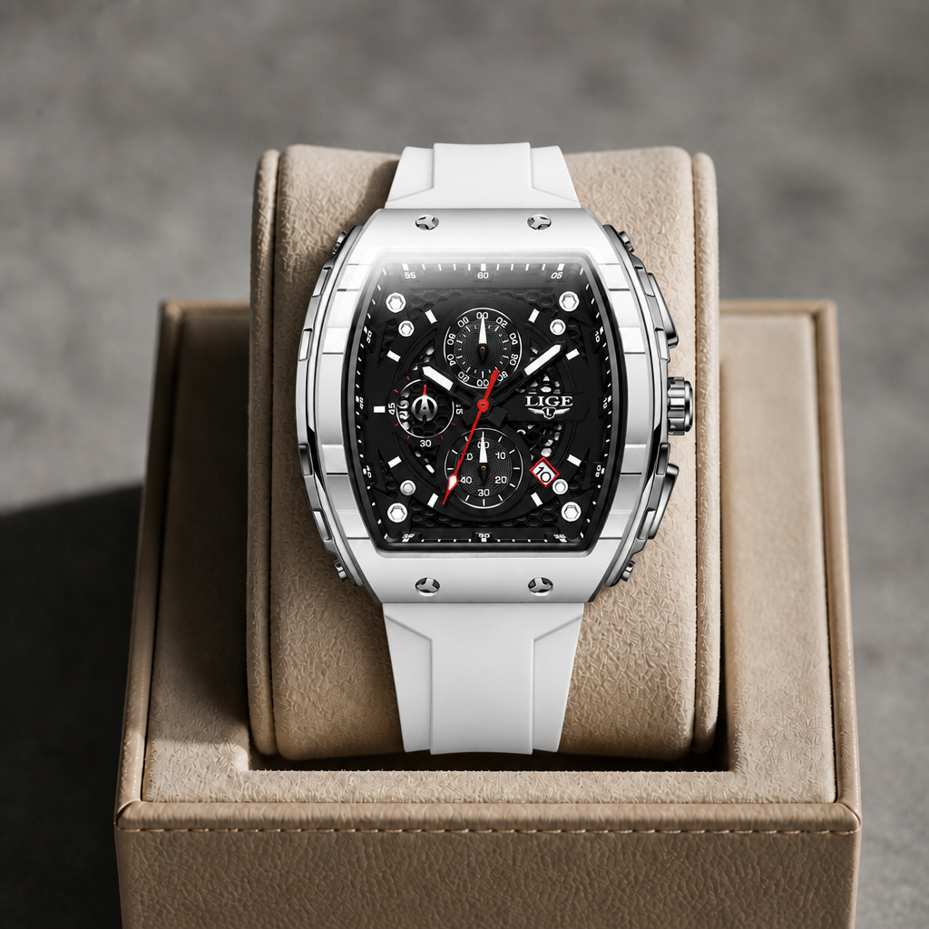 Montre tonneau argentée et blanche posée dans un écrin en cuir beige