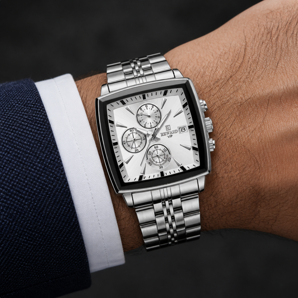 Montre carrée homme chronographe argent à cadran blanc portée au poignet
