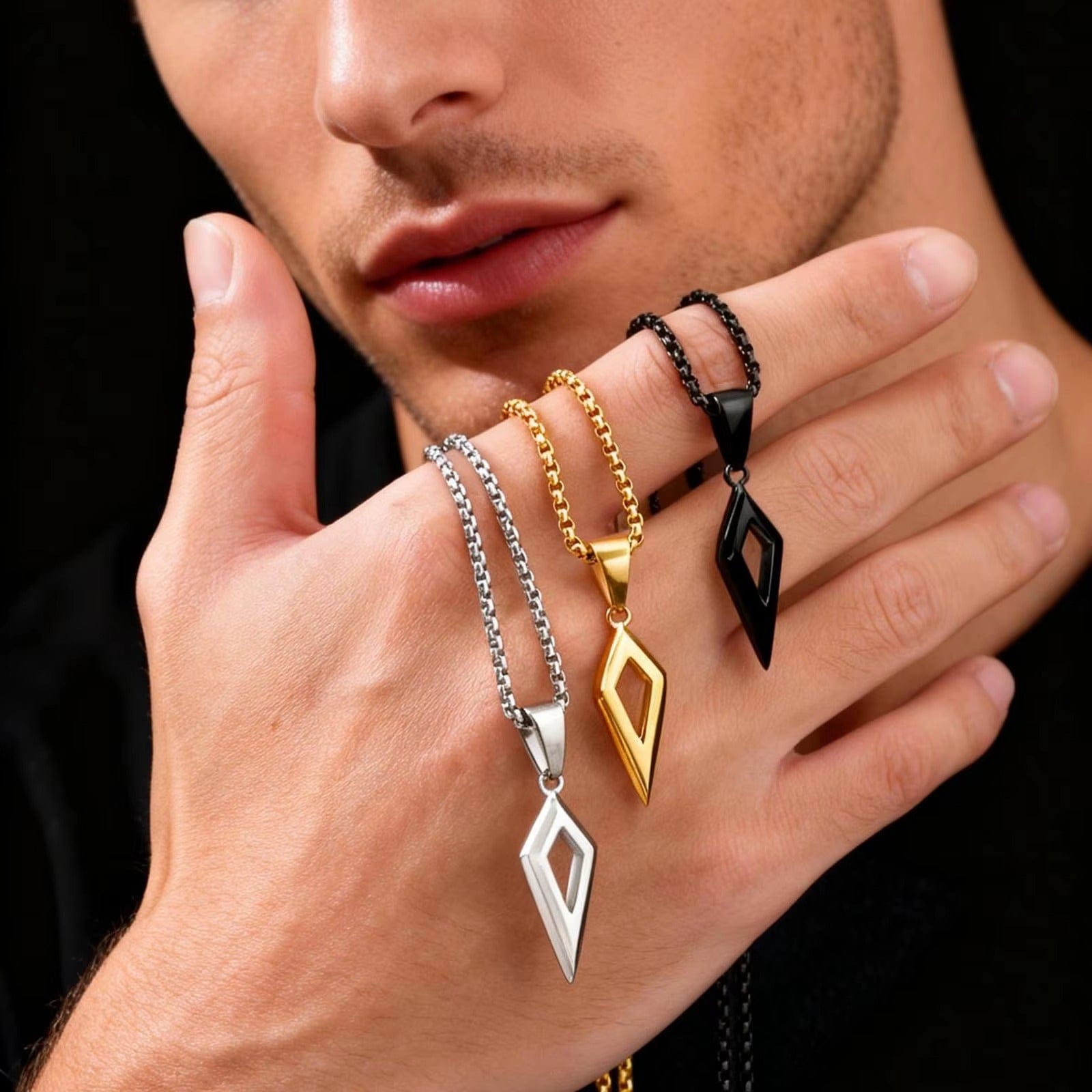 pendentif homme pointe fleche acier inoxydable trois couleurs