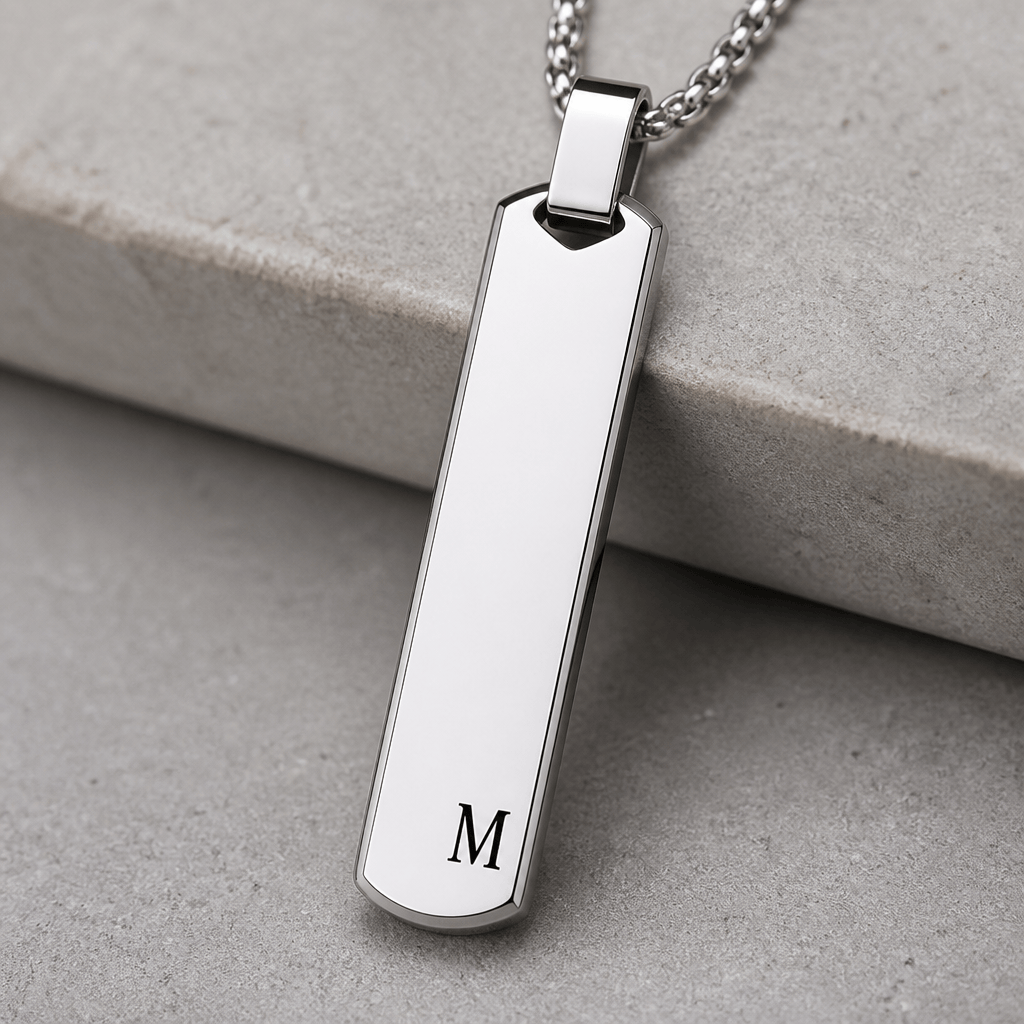 Des Finitions Exemplaires - Pendentif Lettre Homme, Barre Argent sur Chaîne Acier