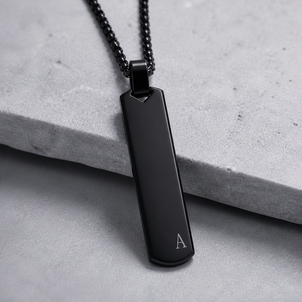 Des Finitions Exemplaires - Pendentif Lettre Homme Noir, Barre Acier Gravée