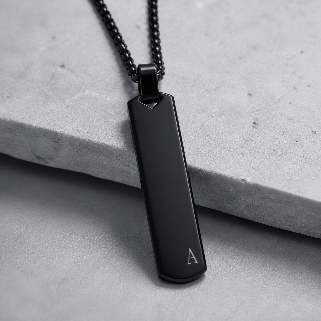 Des Finitions Exemplaires - Pendentif Lettre Homme Noir, Barre Acier Gravée