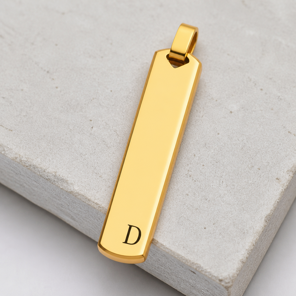 Des Finitions Exemplaires - Pendentif Lettre Homme Or, Barre Acier Gravée