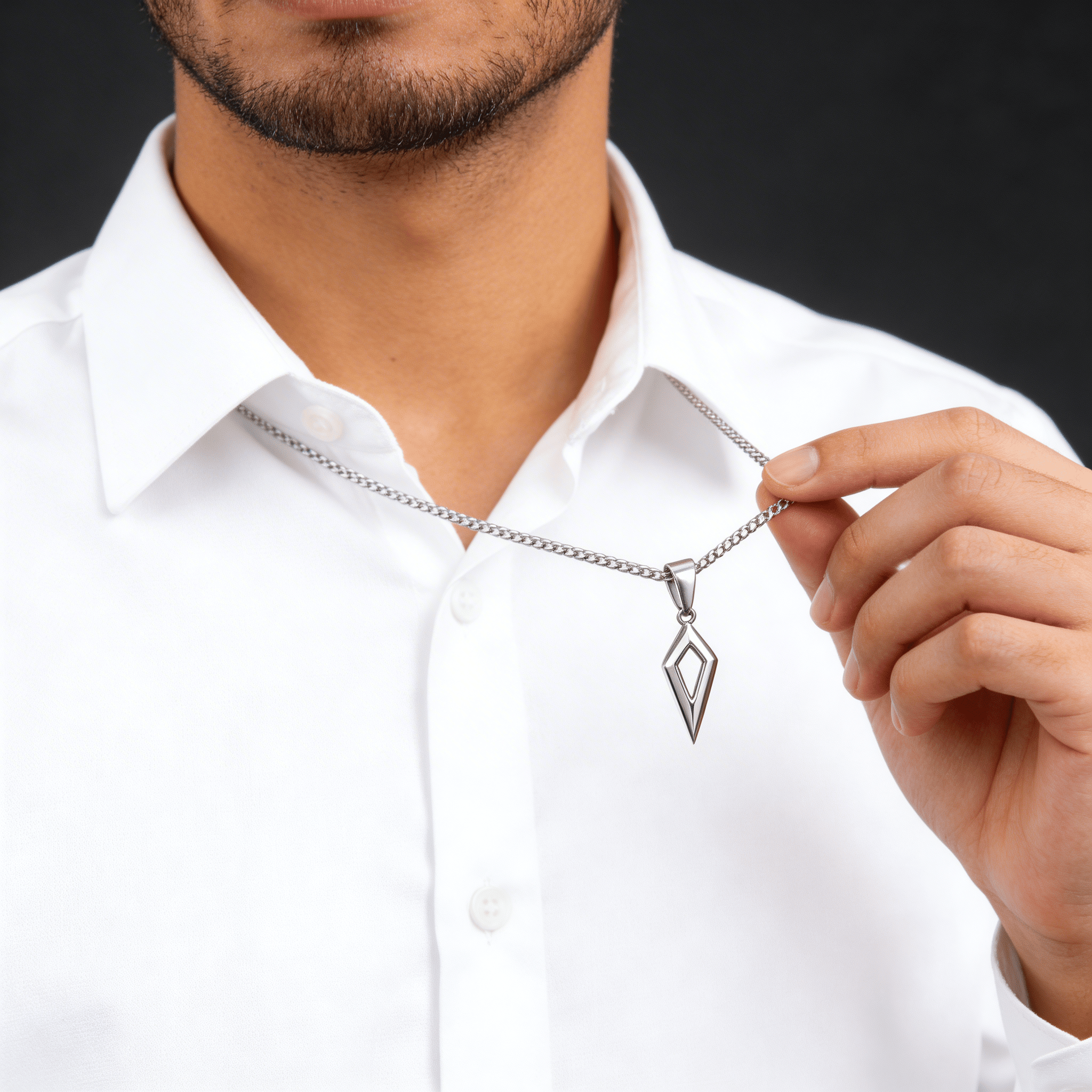 pendentif avec chaîne pour un homme, couleur argentée