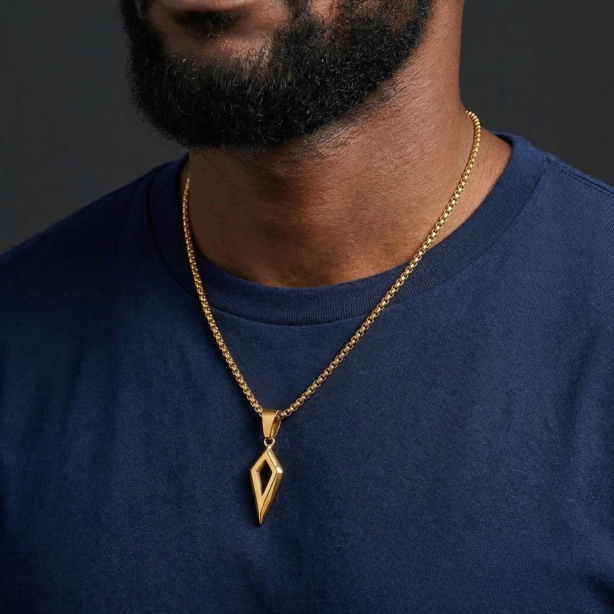 collier pour homme avec un pendentif original