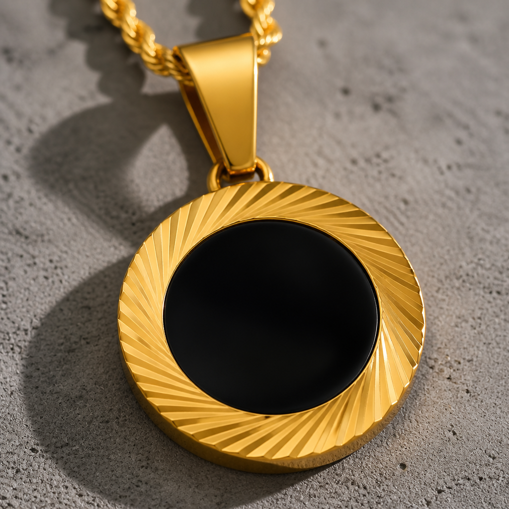 pendentif rond homme or noir acier inoxydable zoom