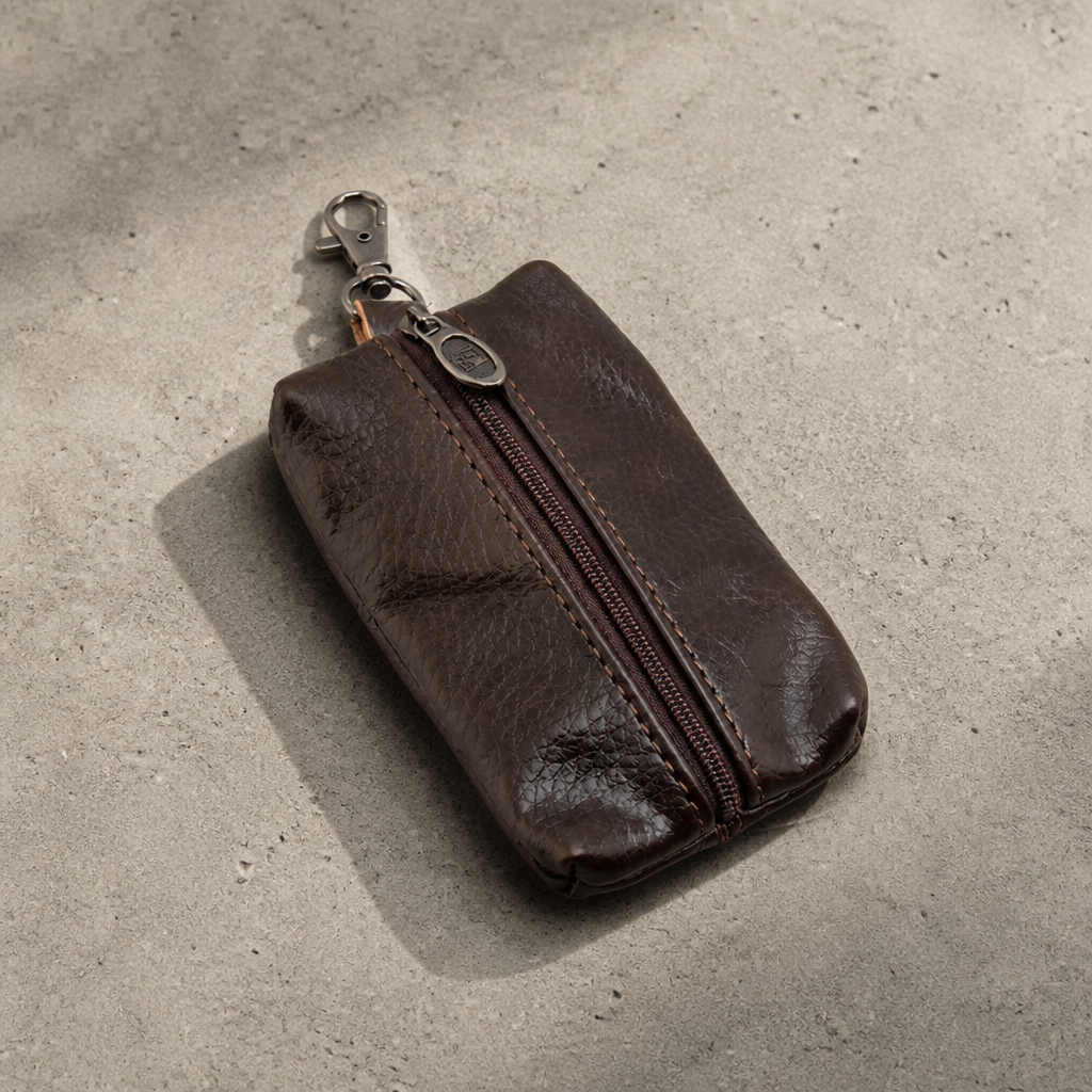 Petit porte-monnaie homme zippé marron en similicuir, mousqueton latéral