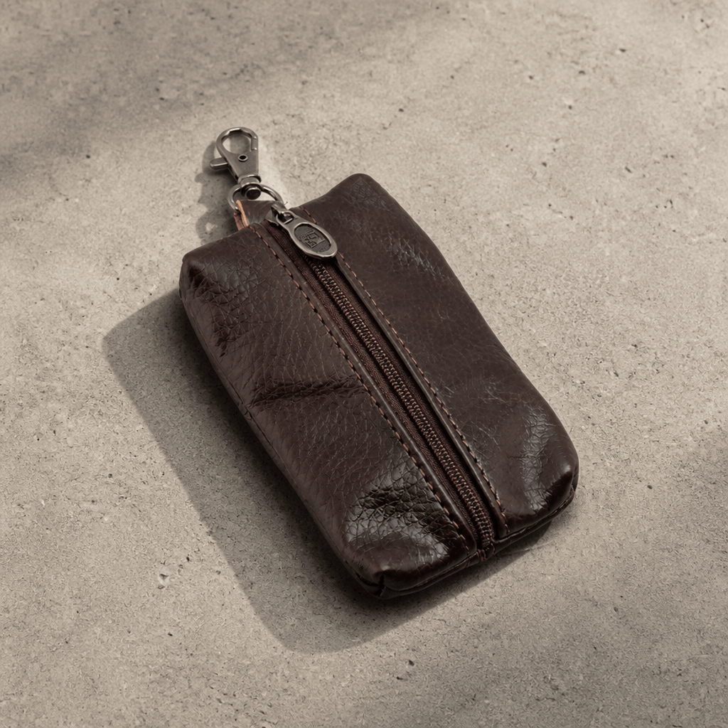 Petit porte-monnaie homme zippé marron en similicuir, mousqueton latéral