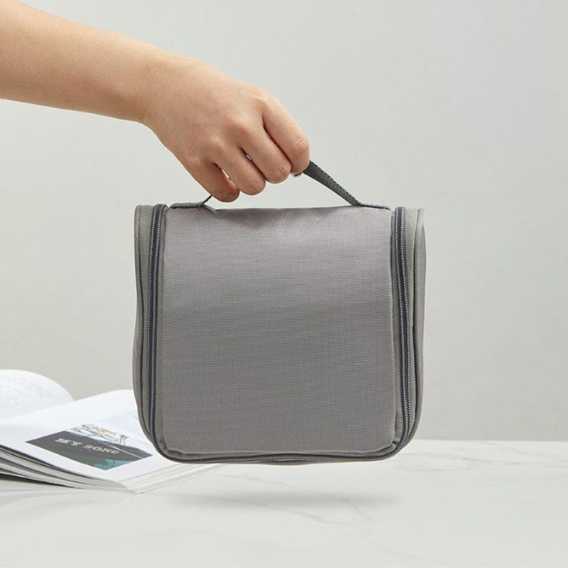 petite trousse de toilette homme suspendue grise en tissu Oxford compact