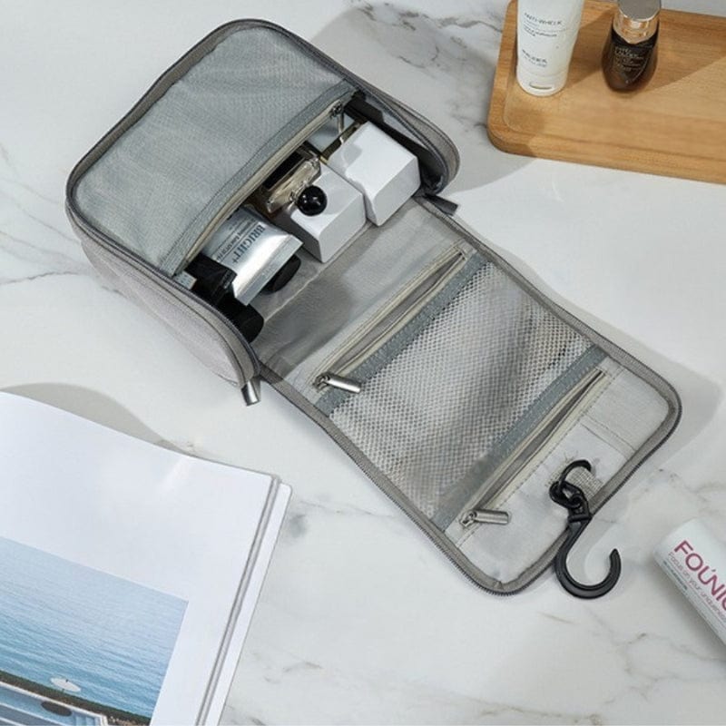 petite trousse de toilette homme suspendue grise avec compartiments organisés