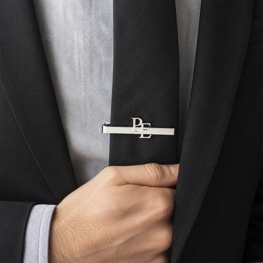 pince à cravate homme argent portée sur cravate