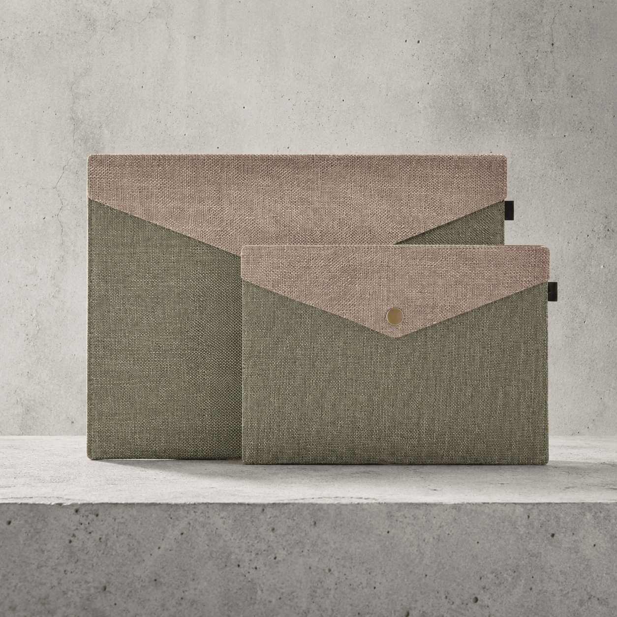 Comparatif des tailles de la pochette porte-document en feutre : petit A5 24 x 17 cm et grand A4 23 x 33 cm