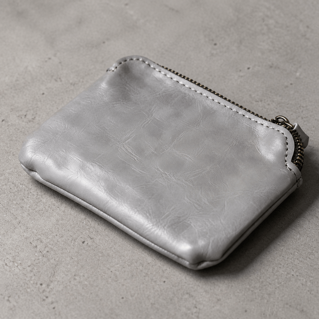 Pochette porte-monnaie homme en similicuir aspect cuir gris, format compact, vue de face