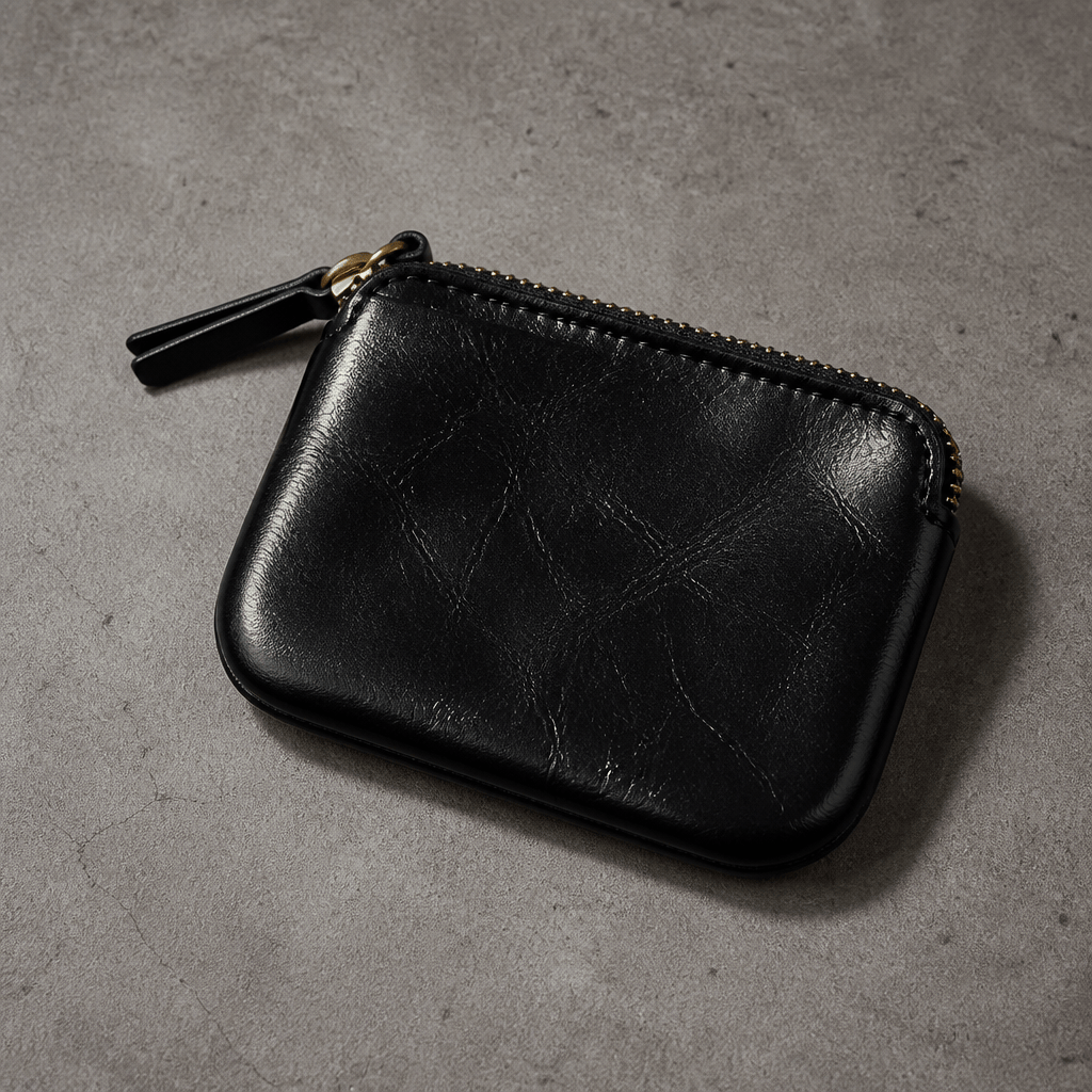Pochette porte-monnaie homme en similicuir aspect cuir noir, format compact, vue de face