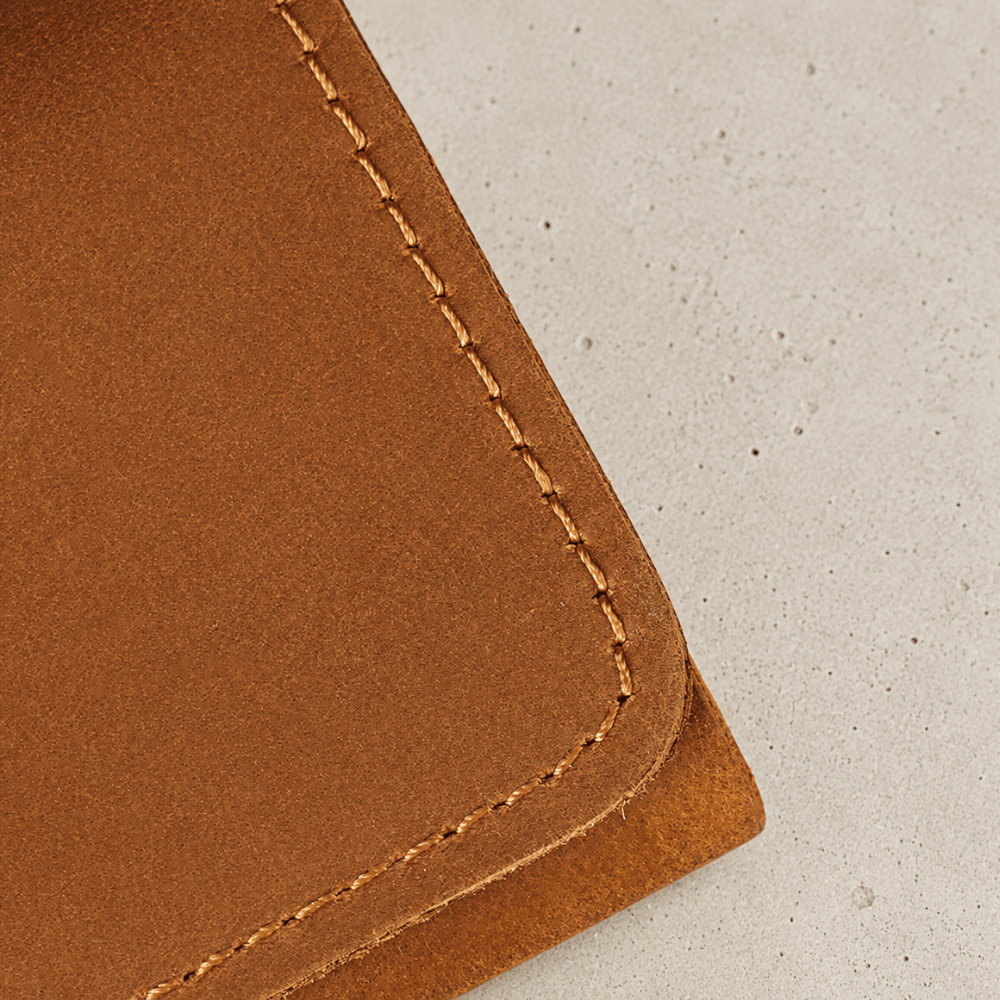 Détail coutures porte-cartes homme cuir huilé vintage