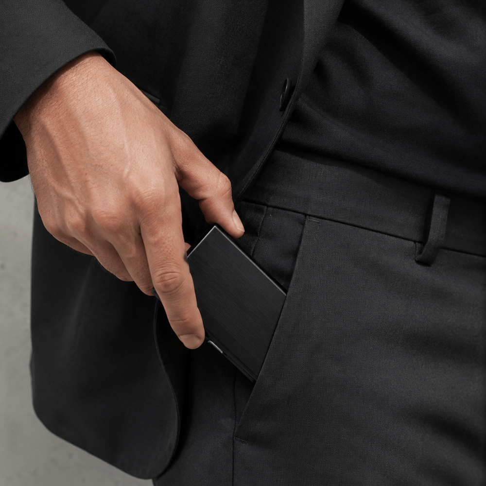 Porte-cartes homme rigide glissé dans la poche avant d'un costume
