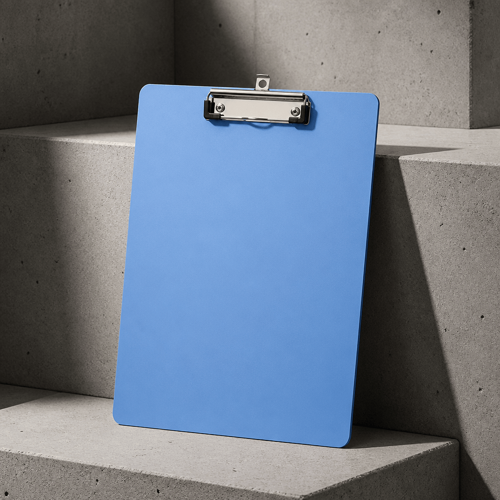 Porte-document rigide A4 bleu, porte-bloc à pince, sur fond béton
