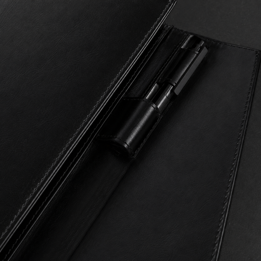 Intérieur organisé du porte-document : passant élastique pour stylo