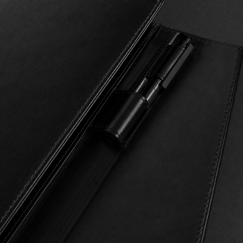 Intérieur organisé du porte-document : passant élastique pour stylo