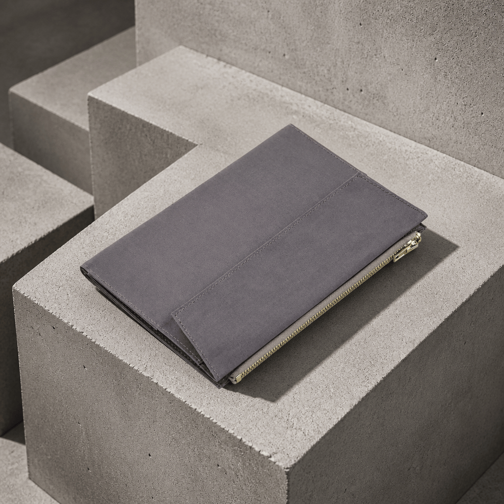 Porte-document en tissu gris en toile de coton, rabat enveloppe et glissière métal