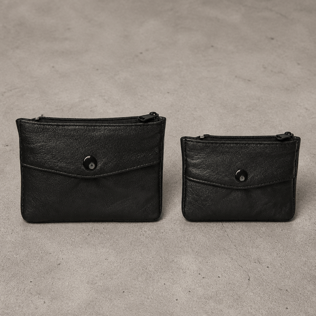Comparaison des deux tailles du porte-monnaie en cuir souple noir : grande et petite côte à côte