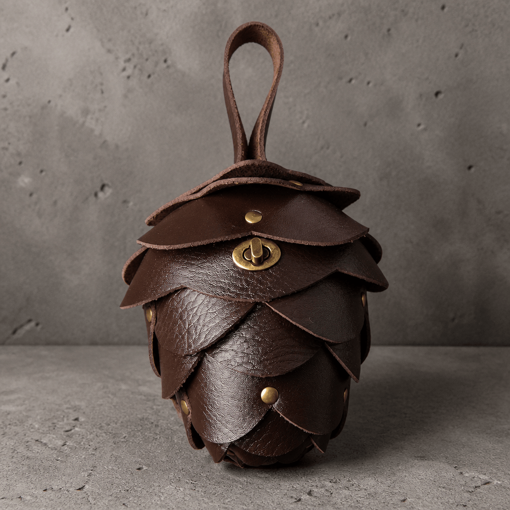 Porte monnaie original homme en forme de pomme de pin marron, similicuir à écailles rivetées