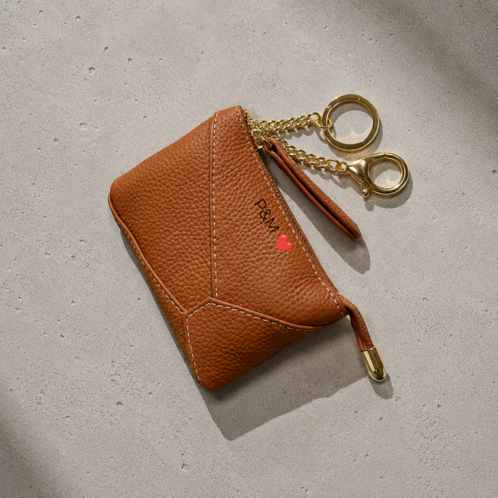 Porte-monnaie personnalisé homme en cuir camel, gravure d'initiales et cœur en doré