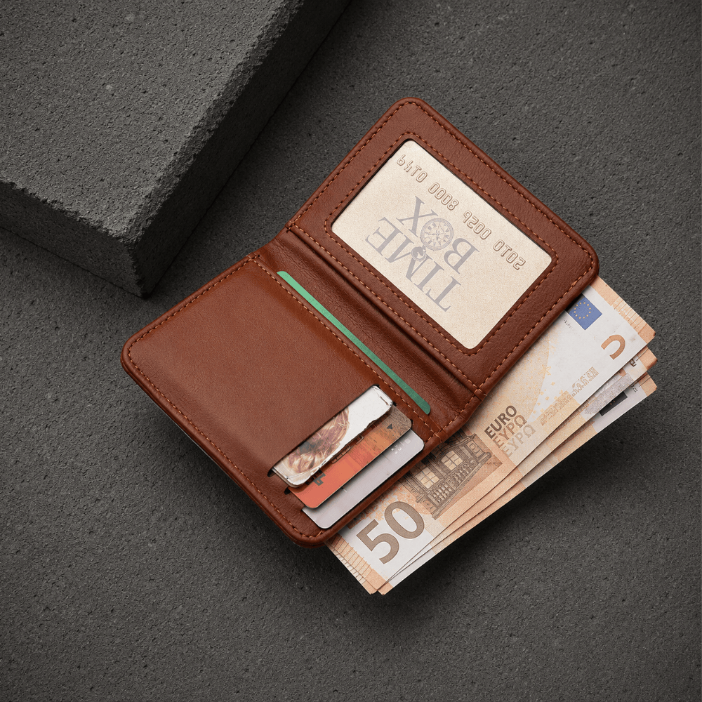 Interieur ouvert du portefeuille compact homme marron avec billets euros et cartes