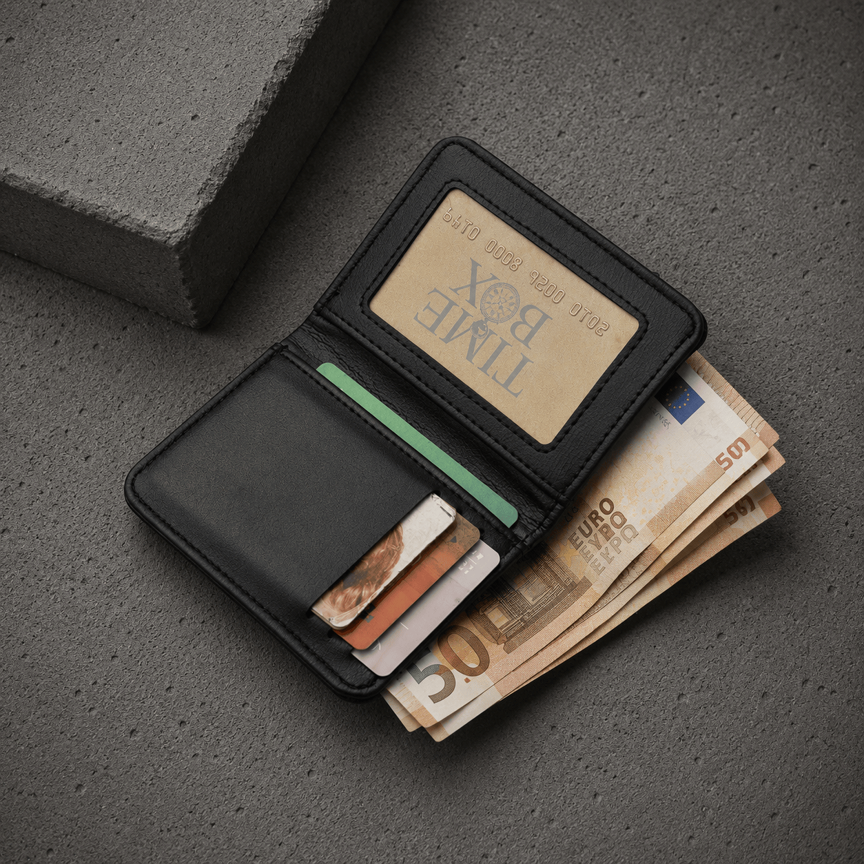Interieur ouvert du portefeuille compact homme noir avec fenetre id et logements cartes