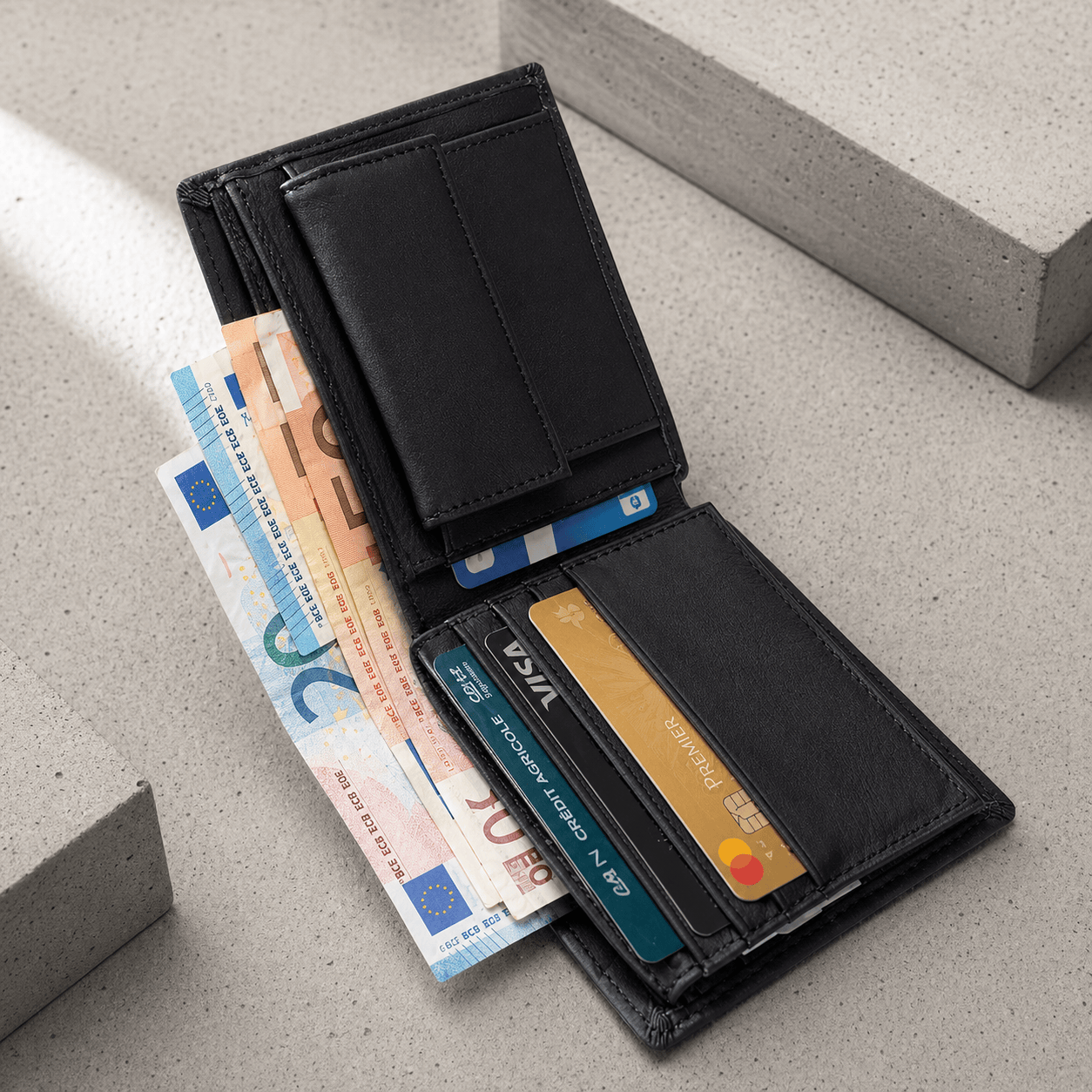 portefeuille homme noir cuir billets euros cartes bancaires lifestyle