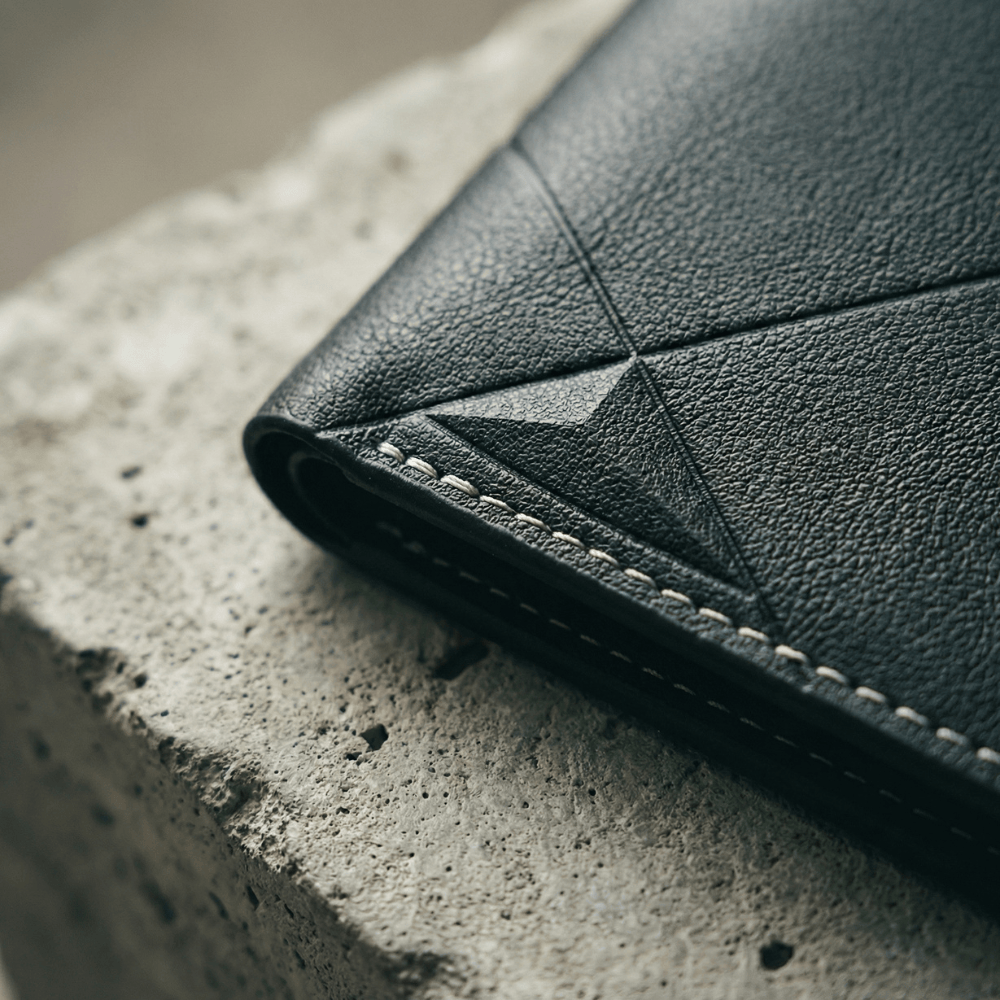 portefeuille cuir homme noir détail surpiqûres motif géométrique