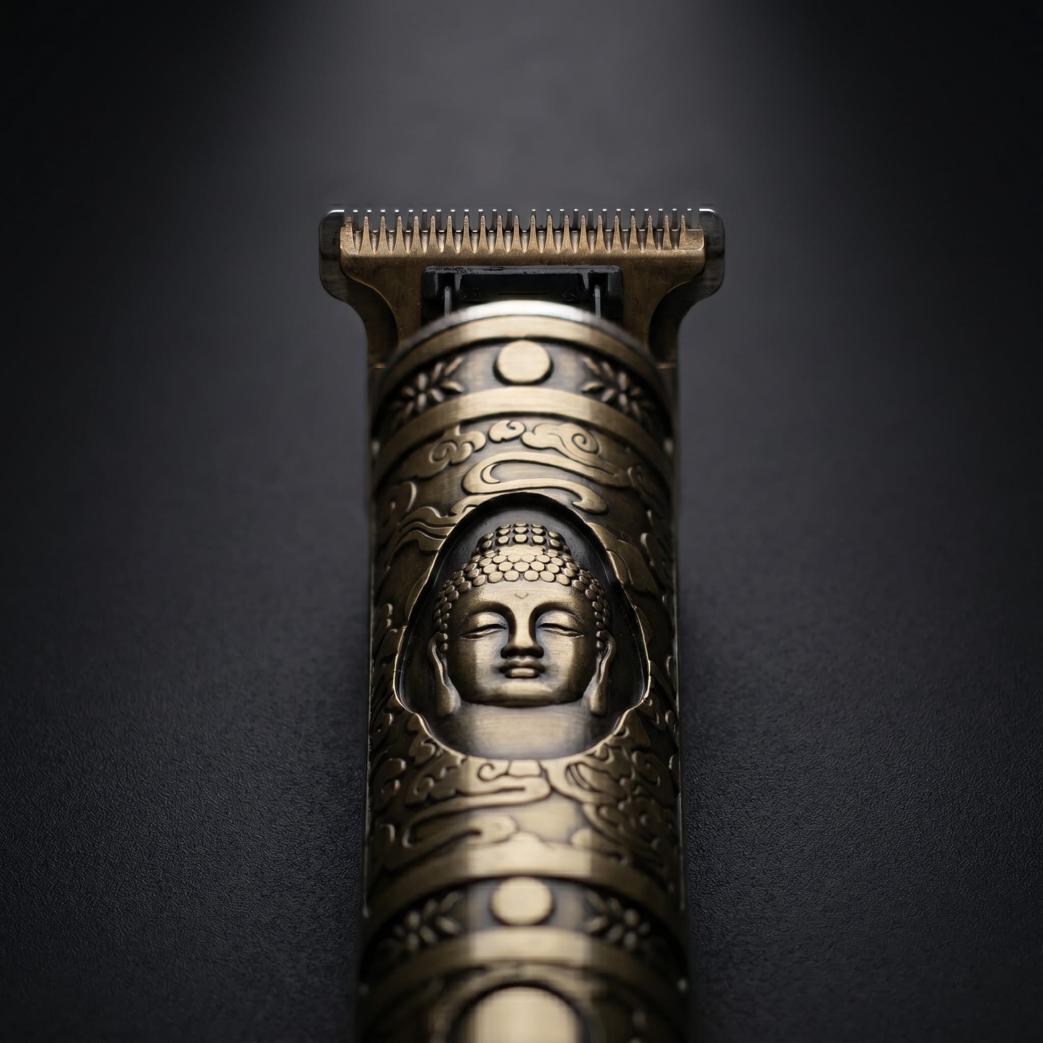 Tondeuse homme or avec gravure Bouddha et lames en acier inoxydable en macro détail