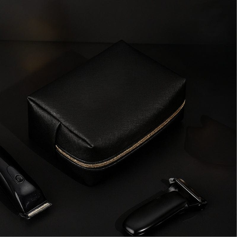 trousse de toilette homme luxe en cuir noir avec finitions dorées