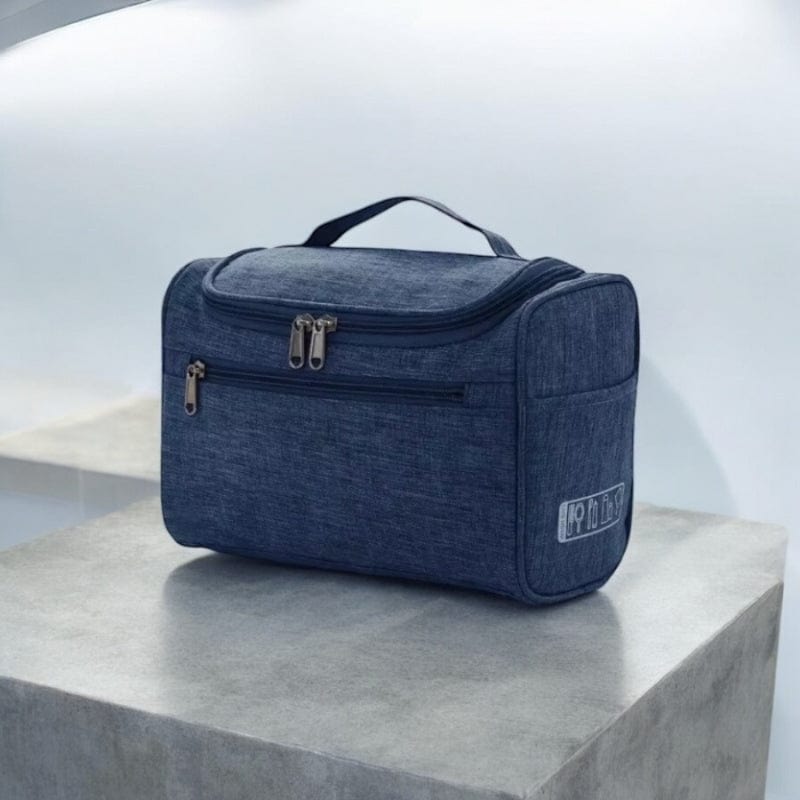 Trousse de toilette homme suspendue bleue ouverte avec produits organisés