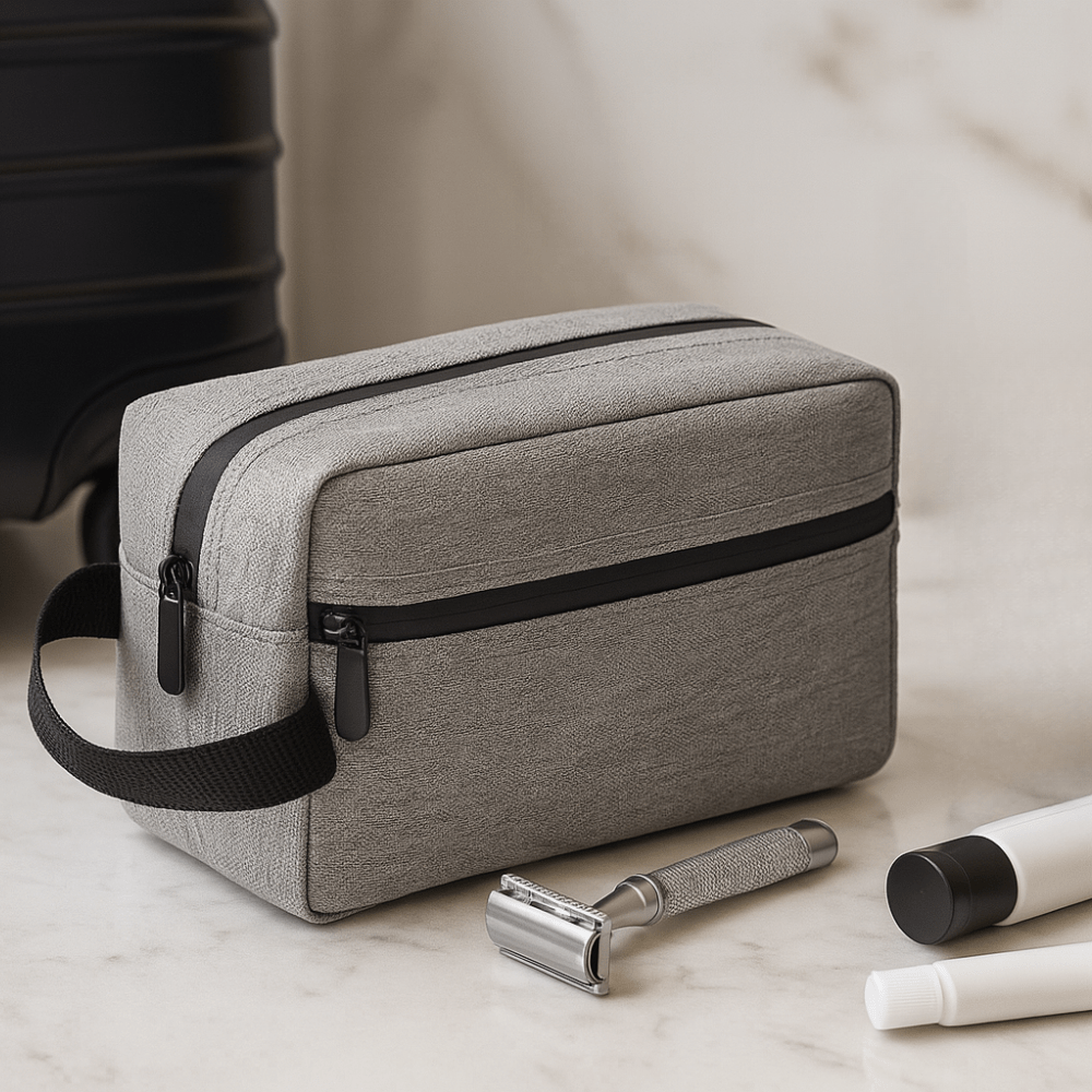 Trousse de toilette homme en tissu gris compacte et waterproof pour voyage
