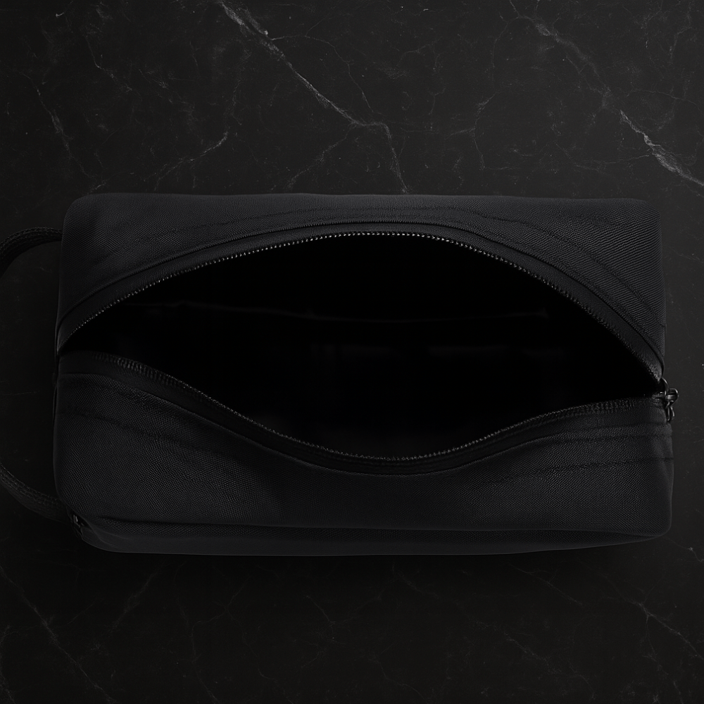 Intérieur d'une trousse de toilette noire pour homme