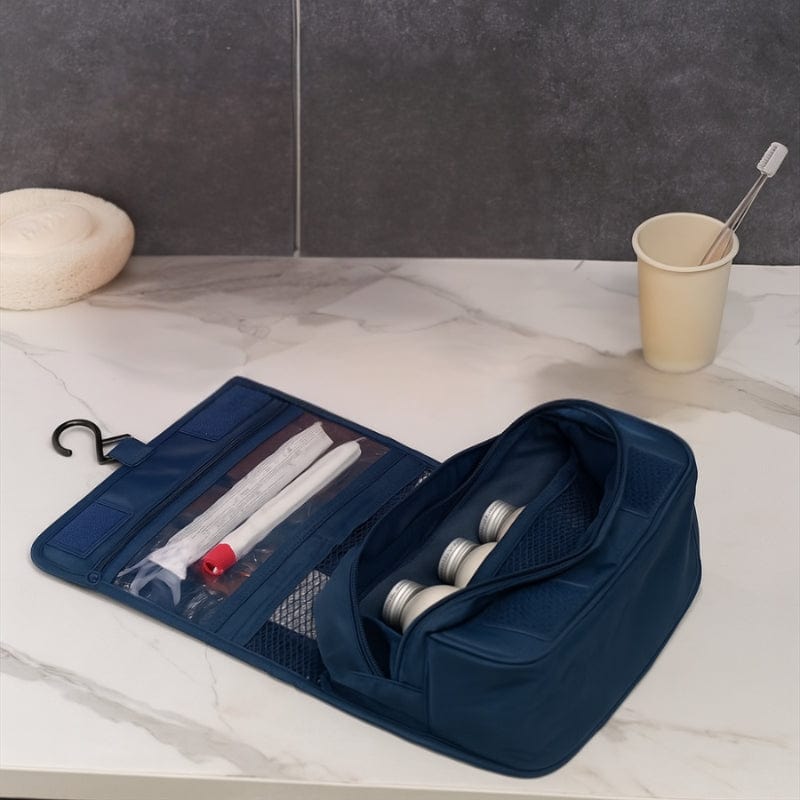 Trousse de toilette homme suspendue ouverte montrant compartiments organisés