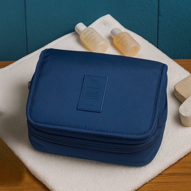 Trousse toilette suspendue en nylon bleu pliée avec produits de toilette