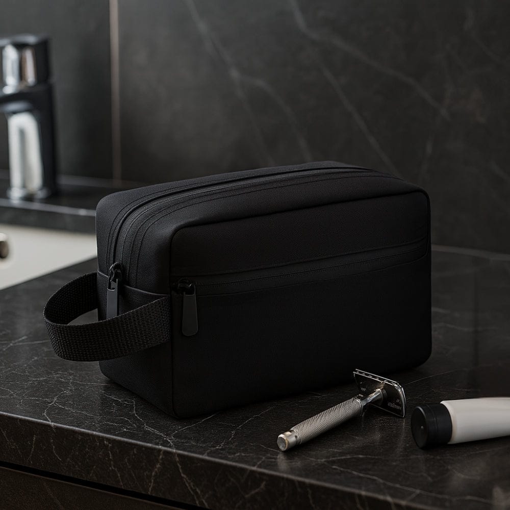 Trousse de toilette voyage homme noire compacte posée salle de bain