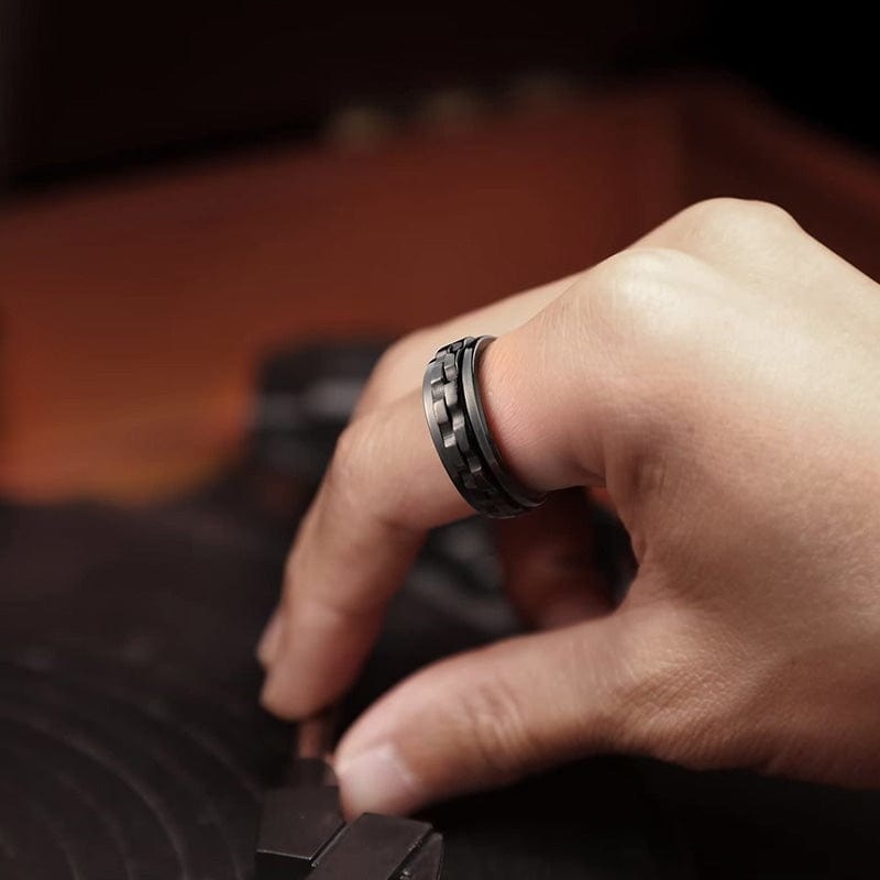 Bague anti-stress à maillons portée au doigt d'un homme