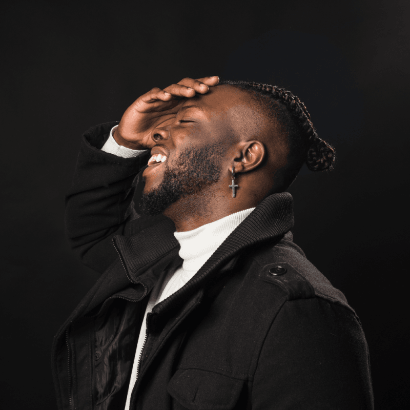 Homme avec boucle d'oreille en croix lbdh