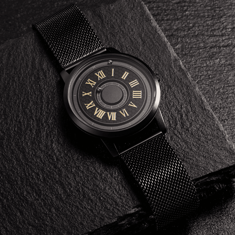 Montre Noire à Bille Magnétique sur table noire