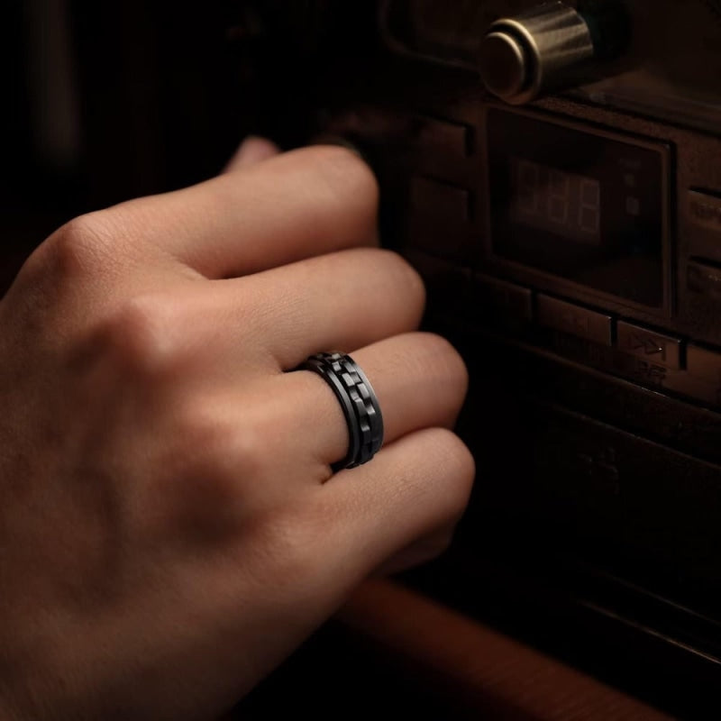 Bague anti-stress à maillons portée au doigt d'un homme