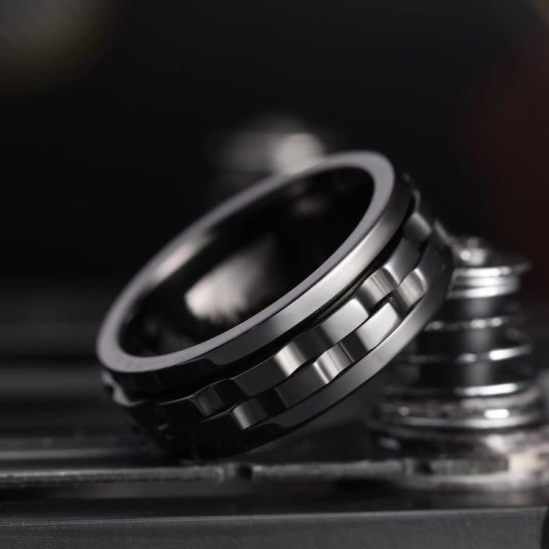 Bague anti-stress noire vue de côté sur fond sombre