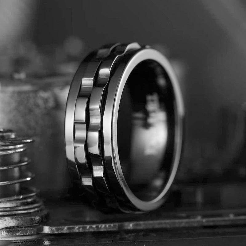 Bague anti-stress à maillons sur fond sombre