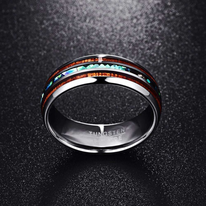 Bague bois et nacre à plat sur fond sombre