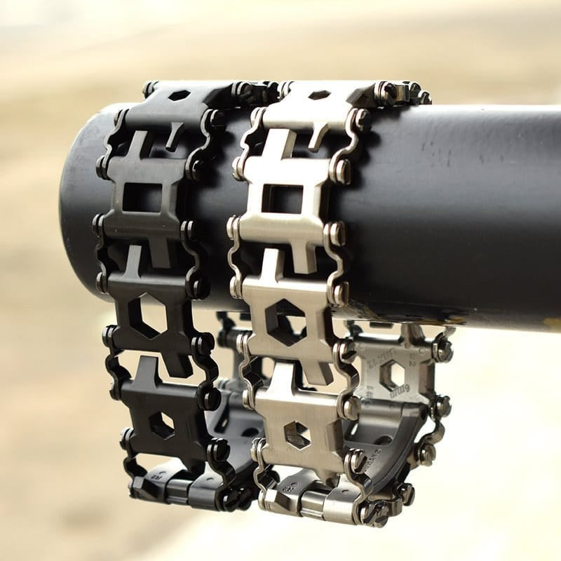 Bracelet homme outil noir et acier enroulé autour d'un tube