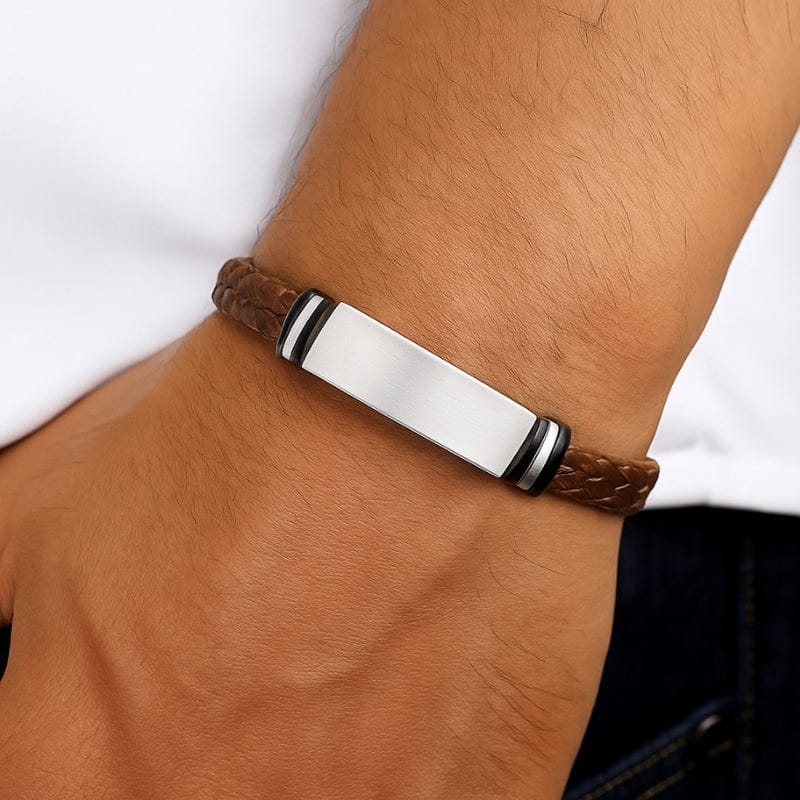 Bracelet homme en cuir tressé marron à plaque acier, porté au poignet