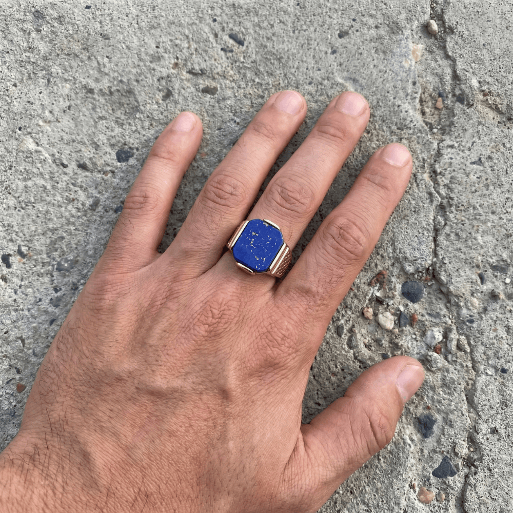 Chevalière lapis lazuli homme pierre bleue opaque pyrite plateau or bague chevalière homme collection LBDH